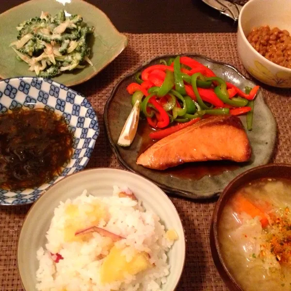 鰤の照り焼き、かぐら南蛮と赤ピーマン炒め、さつまいもご飯、ゴーヤと玉ねぎサラダ、もずく酢、納豆、三平汁アレンジで野菜たっぷり味噌汁

八百屋さんにかぐら南蛮は辛いから気をつけろって言われたけど…？|imi243さん