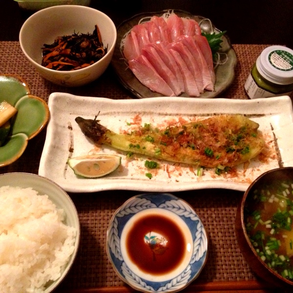 しいらの刺身 焼きなす ひじき煮 さつまいも味噌汁 ご飯新潟産のしいらと言うお魚初めて食べた 美味しかったご飯大盛り3杯食べちゃった っ Imi243 Snapdish スナップディッシュ Id Szb4za