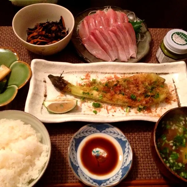 しいらの刺身、焼きなす、ひじき煮、さつまいも味噌汁、ご飯

新潟産のしいらと言うお魚初めて食べた。美味しかった（≧∇≦）
ご飯大盛り3杯食べちゃった〜っ|imi243さん