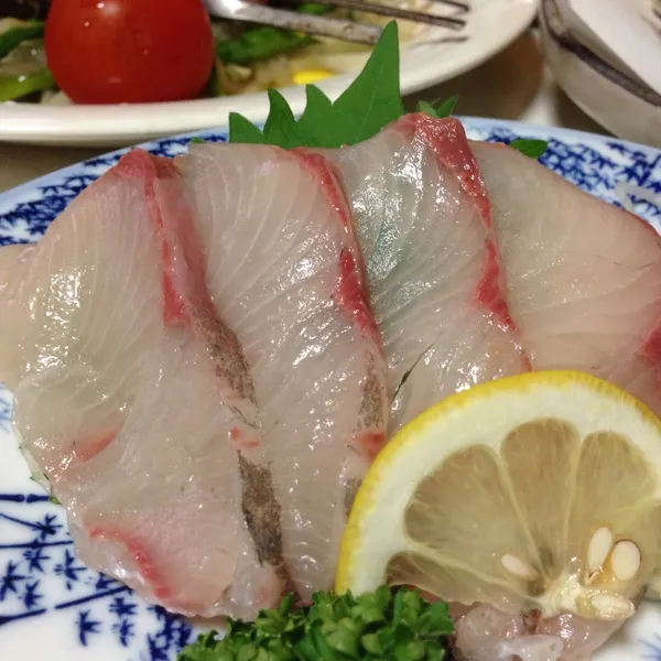 今日の魚はカンパチのお造りなり！
ん〜〜〜
コリコリと身が活かってて、脂が甘くて美味しいよぉ〜
(=^ェ^=)|うぉずさん