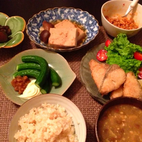 イナダの竜田揚げ、高野豆腐煮、姫キュウリと金山寺味噌マヨ、キムチ納豆、有機玄米、味噌汁

友達に玄米もらったから初めて炊いた。
やっぱり白米が好き(´･_･`)|imi243さん