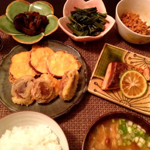 イナダの幽庵焼き、さつまいもと椎茸の天ぷら、空芯菜ナムル、納豆、なす奈良漬け、なめこと油揚げ味噌汁、ご飯

会社でカボス頂いたので幽庵焼きにしたー|imi243さん