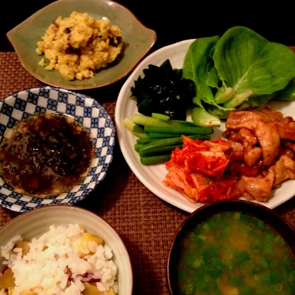 豚ロースとキムチとワカメとわけぎのサラダ菜巻き、レーズン入りさつまいもサラダ、もずく酢、三平汁味噌味、さつまいもご飯|imi243さん