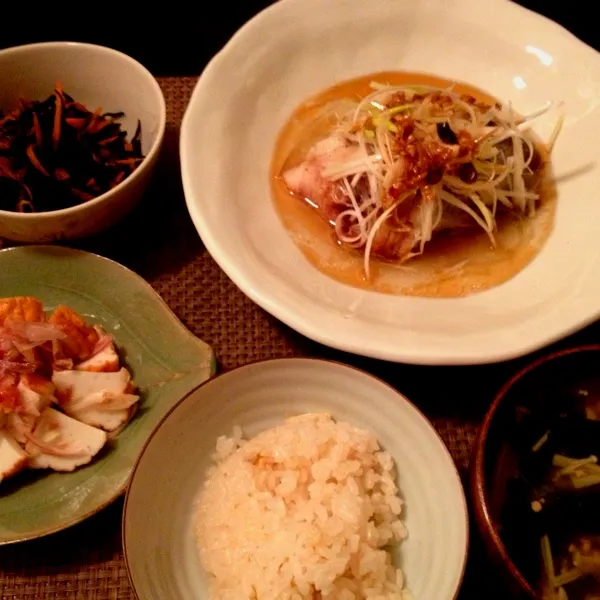 生鱈の酒蒸し熱々胡麻油かけ、魚河岸揚げの梅肉和え、ひじき煮、味噌汁、ご飯|imi243さん