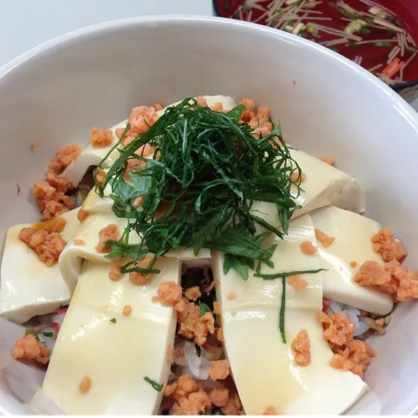 お昼は豆腐丼なり！
なんか豆腐が余ってたとかで貰ったので…
ま、こんな暑い日はさっぱりしてて、美味しいけどねぇ〜
(=^ェ^=)|うぉずさん