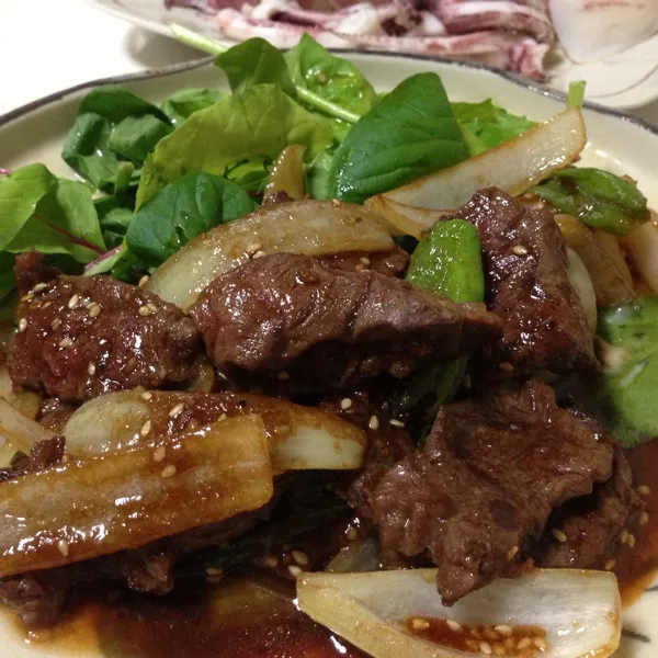 今日も友のトコロで遅くなったので、もうメイン的な牛肉のスタミナ焼きなり！
カレー用の角切りだけど、国産牛って書いてたから、柔らかくて美味しいよぉ〜
(=^ェ^=)|うぉずさん