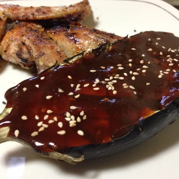 米ナスの田楽と手羽先の七味焼きなり！
米ナスはトロトロでお箸で来れちゃうよっ！
(=^ェ^=)|うぉずさん