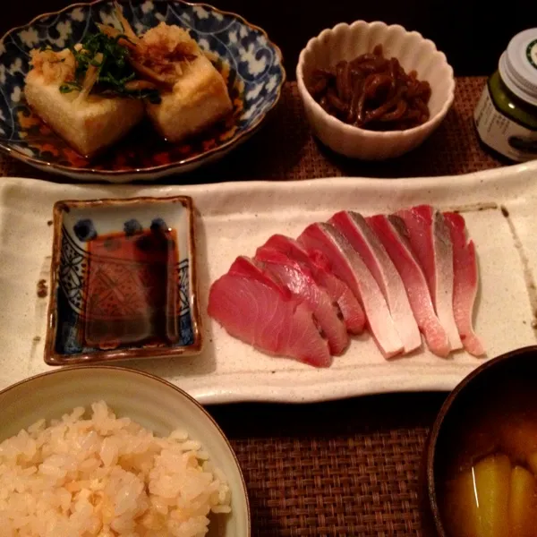 イナダ刺身、揚げ出し豆腐、油揚げと生姜の炊き込み御飯、さつまいも味噌汁、忘れてた糸こんの残り

うちの包丁じゃ皮引きが出来ない^_^;|imi243さん