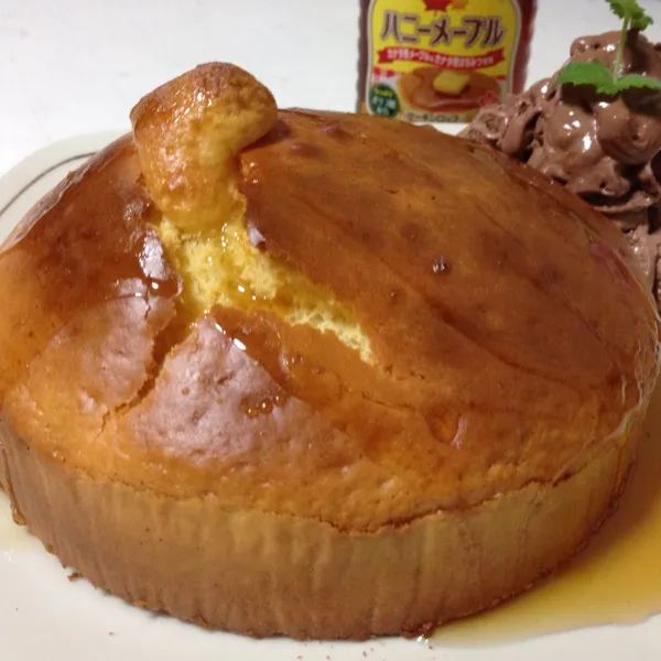 お昼はホットケーキを焼いてみた…
まるっと一回分（４枚分）を百均のケーキ型に流し込んで…
ちょびっとレーズンも入れてみたよ！
勢いで作ってみたけど、食べ切れそうにないぞぉ〜
(=^ェ^=)|うぉずさん