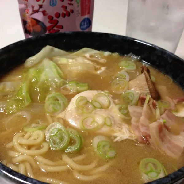 あぢぃ〜〜〜
この暑い時に、冷房の効かない部屋で、熱々のラーメン…
しかもスープは、この間のモツ鍋の出汁…
みかけより、ぐっと辛口なんよねぇ〜
やっと着いた梅昆布茶を冷たい水に溶いて…
(=^ェ^=)|うぉずさん