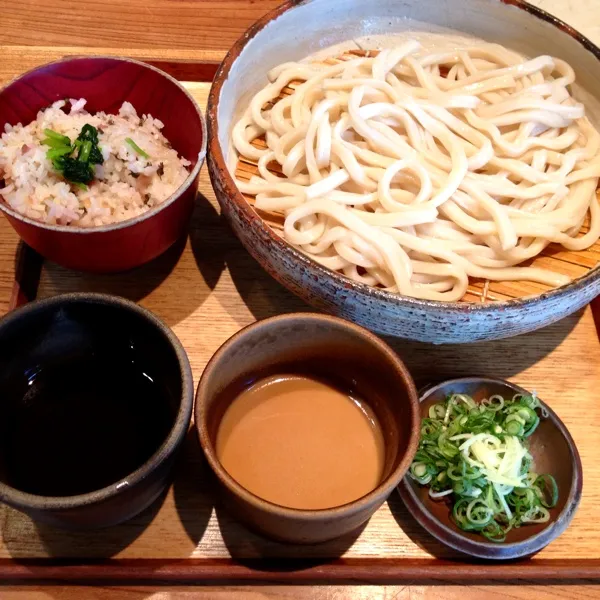 Snapdishの料理写真:おためしうどん
醤油だれと胡麻だれ
コシの強い太麺
ランチはかやくご飯つき
お代わりしちゃった（≧∇≦）|imi243さん