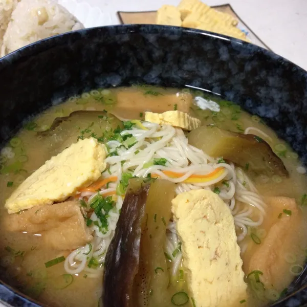 お昼は、水茄子のにゅうめんなり！
あと鱧チリの出汁で作っただし巻と冷凍してた豆ご飯のおにぎりで…
水茄子の味噌汁は八百屋さんのオススメなんだっ！
(=^ェ^=)|うぉずさん