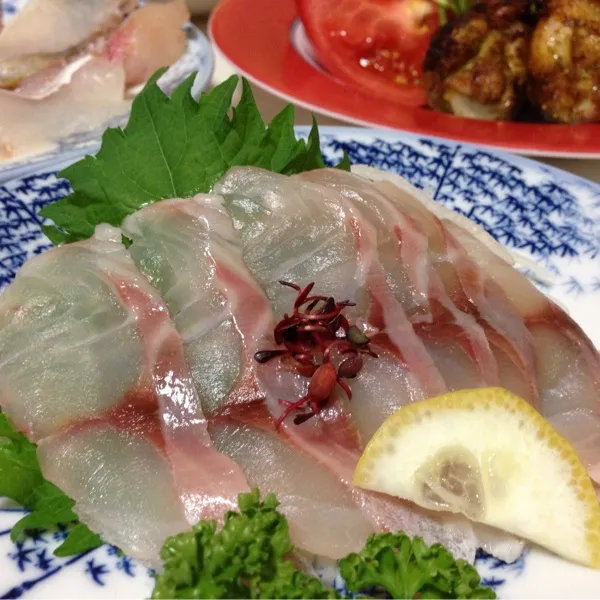 今日の魚はイサキのお造りなり！
白身魚特有の旨味たっぷりで美味しいねぇ〜
(=^ェ^=)|うぉずさん