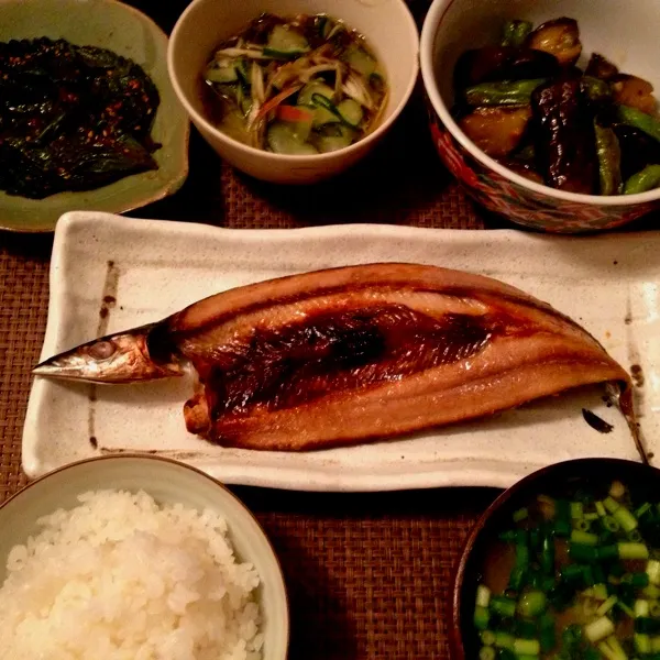 秋刀魚の開き、キュウリもずく酢、茄子とししとうの甘味噌炒め煮、荏胡麻の葉醤油漬け、えのきの味噌汁、ご飯|imi243さん