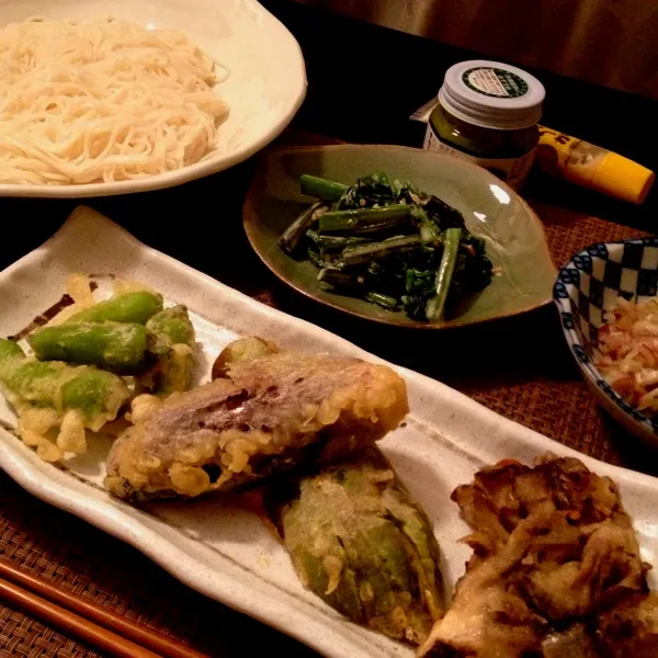 茄子とししとうと舞茸の天ぷら、素麺、ツルムラサキの胡麻ドレ和え

月曜日に友人の鹿児島の実家から送ってきたお野菜をお裾分けしてもらったの＼(^o^)／|imi243さん