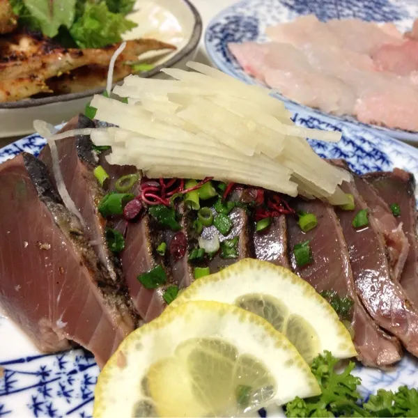 今日の魚はカツオのタタキなり！
ウダウダしてて、遅くなったので簡単にニンニクは千切りにしてみましたぁ〜
もっちろん、あのジャンボニンニクですよぉ〜
(=^ェ^=)|うぉずさん