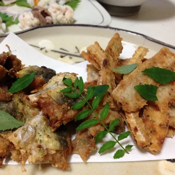 夕方に友が来て近所の居酒屋で飲んでたので、晩ご飯晩ご飯軽く…
鱧のアラの唐揚げなり！
魚屋さんが二尾分くらい入れてくれてから、いつもよりたっぷりありますよぉ〜
(=^ェ^=)|うぉずさん