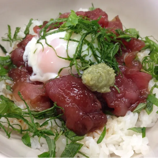 お昼はマグロの漬け丼温玉乗っけなり！
今日は久々にカメラマンのお仕事してて遅くなったダヨ！
んでいつものように偵察に行ったら、魚屋さんにマグロが入ってて…
そのすき身を漬けにしてくれてたのよ！|うぉずさん