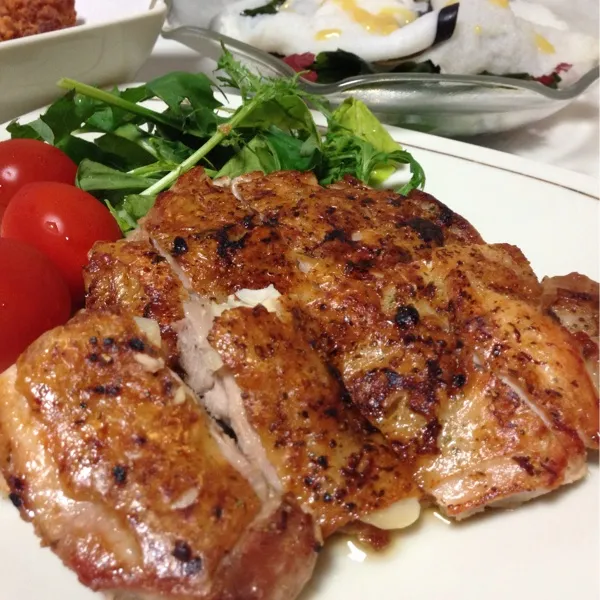 今日は軽めにコレでメインの鶏もものハーブ焼きなり！
皮の下に薄切りのニンニクを挟んで焼いたからメッチャ良い香りだよぉ〜
もっちろん皮はパリパリっ！
(=^ェ^=)|うぉずさん