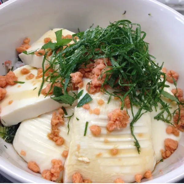 お昼は手作り豆腐屋さんのおぼろ豆腐で豆腐丼なり！
ご飯の上には野沢菜ちりめんと大葉をたっぷり、その上にお豆腐と鮭フレーク、さらに大葉で、麺ツユをそのまんまかけるのが美味しいんだ！
(=^ェ^=)|うぉずさん