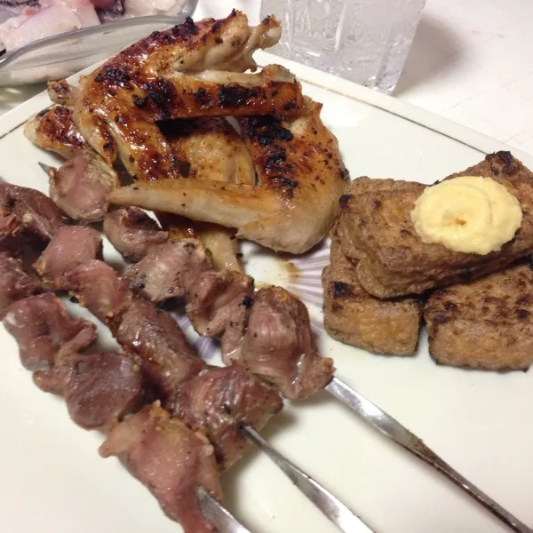 そろそろ居酒屋モードかな？
砂肝の串焼き、手羽先の塩焼き、手作り豆腐屋さんの絹揚げの炙りなり！
今日はキクマサロックで…
(=^ェ^=)|うぉずさん