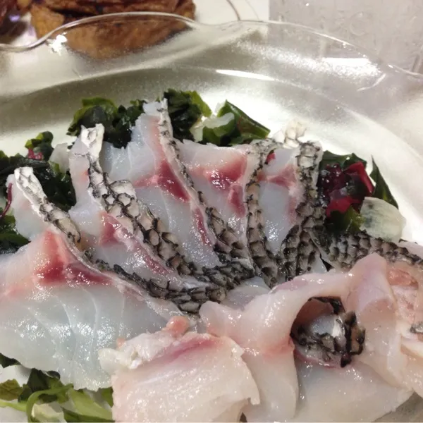 今日の魚はチヌの洗いなり！
今日のは３５０円で三枚おろしにした片身の半分くらい…
コリコリしてて美味しいよぉ〜
(=^ェ^=)|うぉずさん