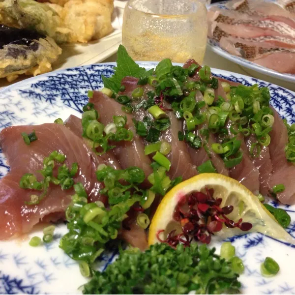 今日の魚はカツオのお造りなり！
粉カラシを溶いて、カラシ醤油で食べてみた…
んで、ちょいマヨも…
カツオの旨味がぐっと増えたみたいで美味しかったぁ〜
(=^ェ^=)
(=^ェ^=)|うぉずさん