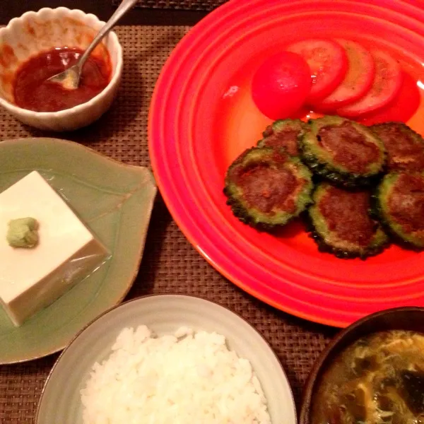 ゴーヤ肉詰め、トマトサラダ、胡麻豆腐、味噌汁、ご飯

最近は20時半にはご飯にありつける（≧∇≦）|imi243さん