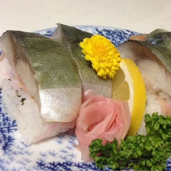 朝昼兼用の休日ご飯は、昨日はさすがに食べられなかった、いつもの魚屋さん手作りのさば棒寿司なり！
分厚いきずしに生姜、ゴマ、でんぶ、大葉なんかの多層構造でメチャ旨っ！
(=^ェ^=)|うぉずさん