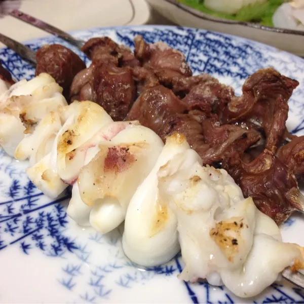 モンゴイカの下足と砂肝の串焼きなり！
下足と言っても足の方ぢゃなく、足の付け根のあたり…
ホントの下足は醤油漬けにしたので明日のお楽しみ…
(=^ェ^=)|うぉずさん