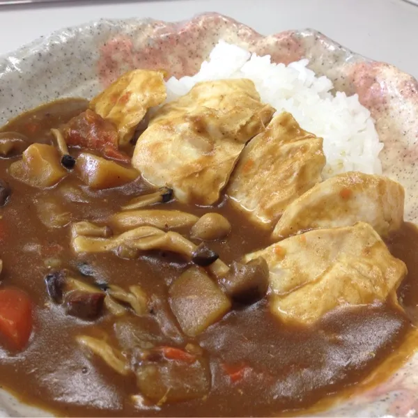 お昼は、チキンとキノコのカレーなり！
卵も入れて親子カレーにしようと思ったんだけど、卵を茹でるの忘れたぁ〜
(=^ェ^=)|うぉずさん