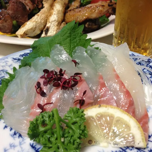 Snapdishの料理写真:今日の魚は石鯛のお造りなり！
包丁の切れ味が良いのか、口に入れた時につるんとした食感と噛みしめるとシコシコ…
美味しいねぇ〜
(=^ェ^=)|うぉずさん