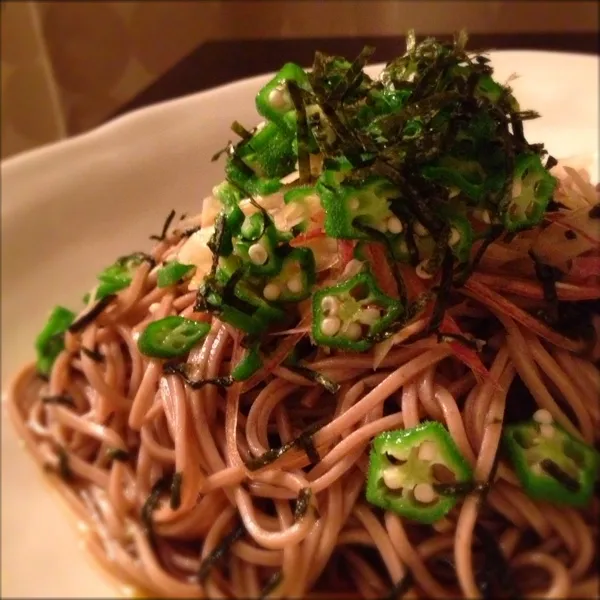 ランチのピザ6枚がひびいて献立大幅変更。
薬味たっぷりざる蕎麦。
二日続けて麺類なんて(>_<)|imi243さん