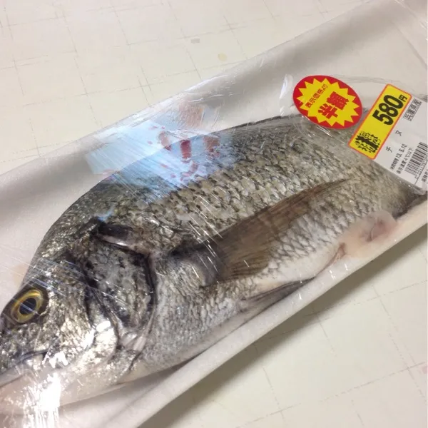 本日の獲物は半額のチヌなり！
まだお造りでも大丈夫なヤツだけど、お造りは別に買っちゃったしなぁ〜
どうしょう…
(=^ェ^=)|うぉずさん