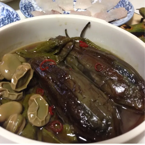 茄子の炊いたん…
そら豆とシシトウも一緒に炊きましたぁ〜
甘辛く炊いたそら豆も美味しい…
(=^ェ^=)|うぉずさん