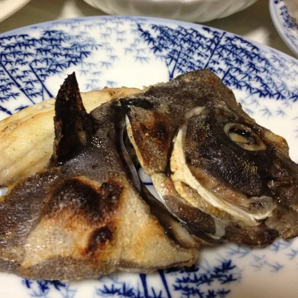 ん〜〜〜
今日も遅くなっちゃったぁ〜
コレから晩ご飯…
まずはチヌのアラの塩焼きなり！
こんなに小さいのに魚焼きグリルからぼうぼう火が上がるくらい脂が乗ってたよぉ〜
(=^ェ^=)|うぉずさん