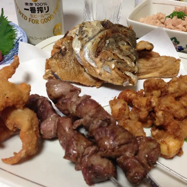 Snapdishの料理写真:んで、お酒のアテに砂肝の串焼き、鶏皮と丸軟骨の唐揚げ、チヌのアラの唐揚げなり！
今日は泡でスタートっ！
(=^ェ^=)|うぉずさん