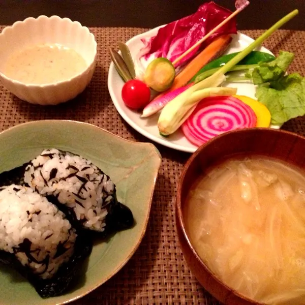 Snapdishの料理写真:梅ひじきむすび、今日のイベントの残りの野菜、味噌汁

疲れたので、愛しみのおむすび|imi243さん