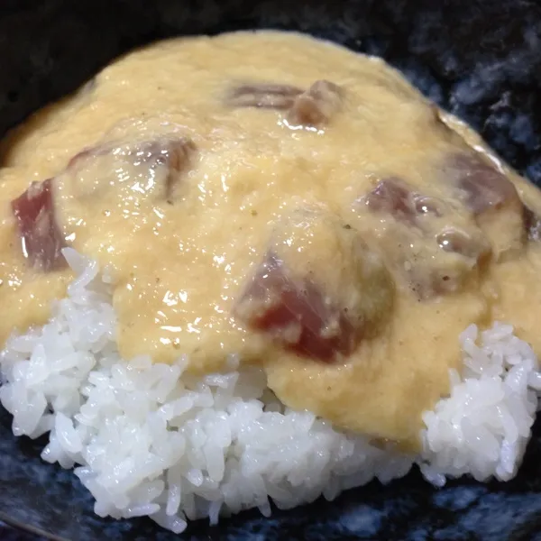 Snapdishの料理写真:朝ごはんは、マグロの山かけ丼なり！
関西では『山かけ』より『とろろ』って言うかなぁ〜
熱々のご飯に、山葵を効かせた山かけでズルズル…
(=^ェ^=)|うぉずさん