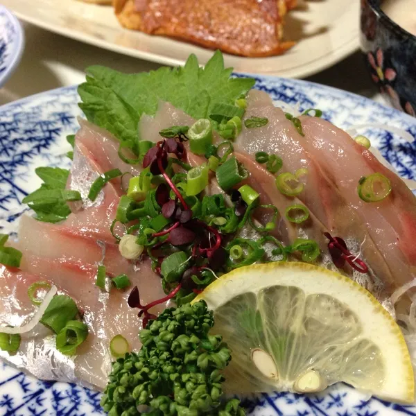 今日の魚は平アジのお造りなり！
ん〜〜〜
コレはコリコリしてて、身が甘くて美味しいねぇ〜
(=^ェ^=)|うぉずさん