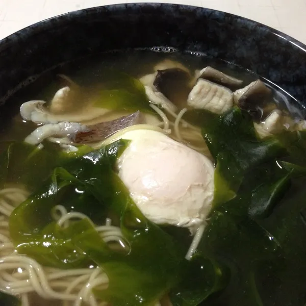 Snapdishの料理写真:お昼は昨日の鯛チリの残り出汁でワカメラーメンなり！
和風出汁なのにラーメンのスープでも全然無問題っ！
美味しいよぉ〜
(=^ェ^=)|うぉずさん