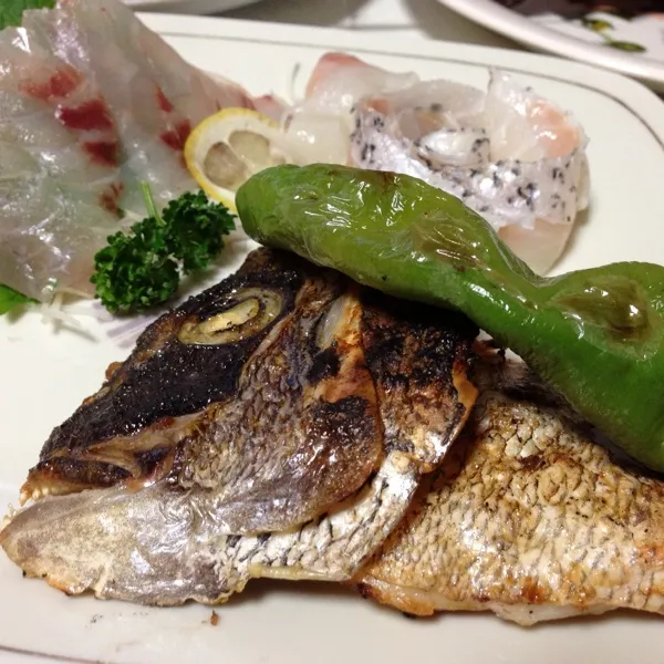 Snapdishの料理写真:今日の魚は鯛三昧っ！ 
鯛のアラの塩焼き、黒鯛のお造り、巻いてるのが昨日の鯛の昆布締めなり！
なんか、今日は週末の飲兵衛モードみたい…
(=^ェ^=)|うぉずさん