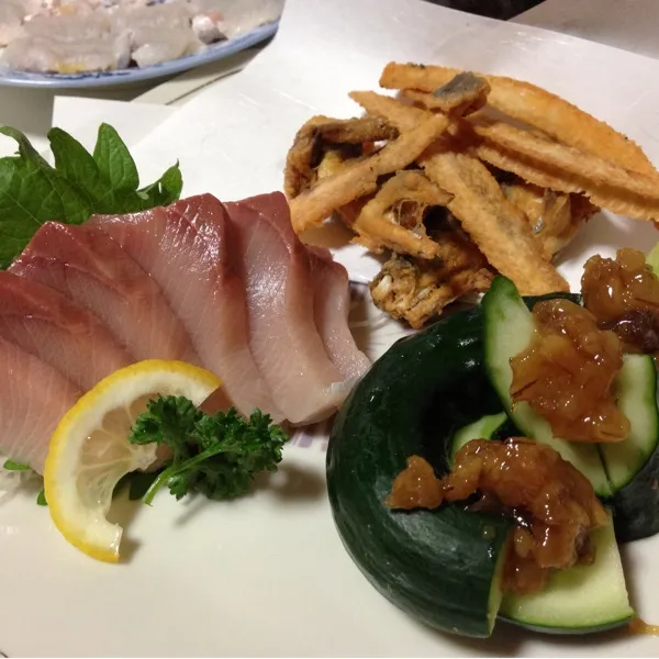 Snapdishの料理写真:今日の魚は天然鰤のお造り、鱧の骨せんべい、もろきゅうなり！
うん！やっぱり美味しい…
(=^ェ^=)|うぉずさん