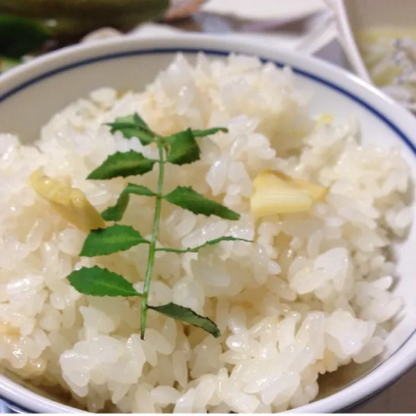 コレだけだと、ちょっと物足りないので冷凍してた筍ご飯なり！
タケノコが下に潜り込んでて普通のご飯みたい…
(=^ェ^=)|うぉずさん