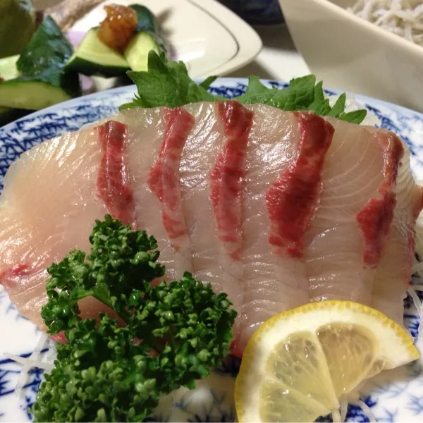 今日の魚は、魚屋さんイチオシの天然物の鰤のお造りなり！
んと、身がコリコリだわ！
(=^ェ^=)|うぉずさん