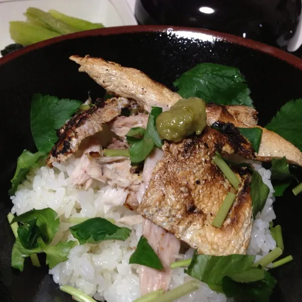 お昼は鰤茶漬けなり！
昨日の鰤が天然物だったので、勿体無くて鰤カマのアラで出汁をとってお茶漬けにしましたよ！
皮ももう一度炙ってパリッとさせて…
半凍りの野沢菜と…
(=^ェ^=)|うぉずさん