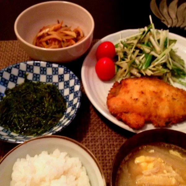 大葉と梅肉挟んだ豚ロースカツ、水菜の胡麻ドレサラダ、竹輪としめじと玉ねぎのめんつゆ炒め、めかぶ、味噌汁、ご飯|imi243さん