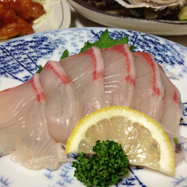 Snapdishの料理写真:今日の魚はカンパチなり！
休日は好きだけど、新鮮な魚が切れちゃうから、月曜になるとホッとするよ！
(=^ェ^=)|うぉずさん