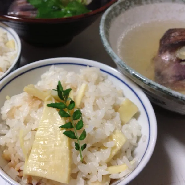 〆の筍ご飯と鯛の潮汁なり！
今日は筍ご飯にホタテも入れてみたけど、ほぐれちゃって見えない…
でも、メッチャ優しい味で美味しいよぉ〜
(=^ェ^=)|うぉずさん