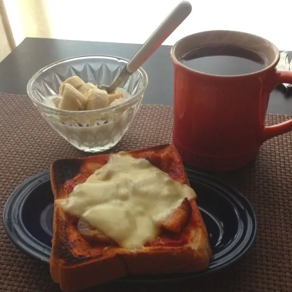 Snapdishの料理写真:昨日の茄子トマトソースの残りでピザトースト。ちょっと焦げた(>_<)
バナナヨーグルトと紅茶|imi243さん